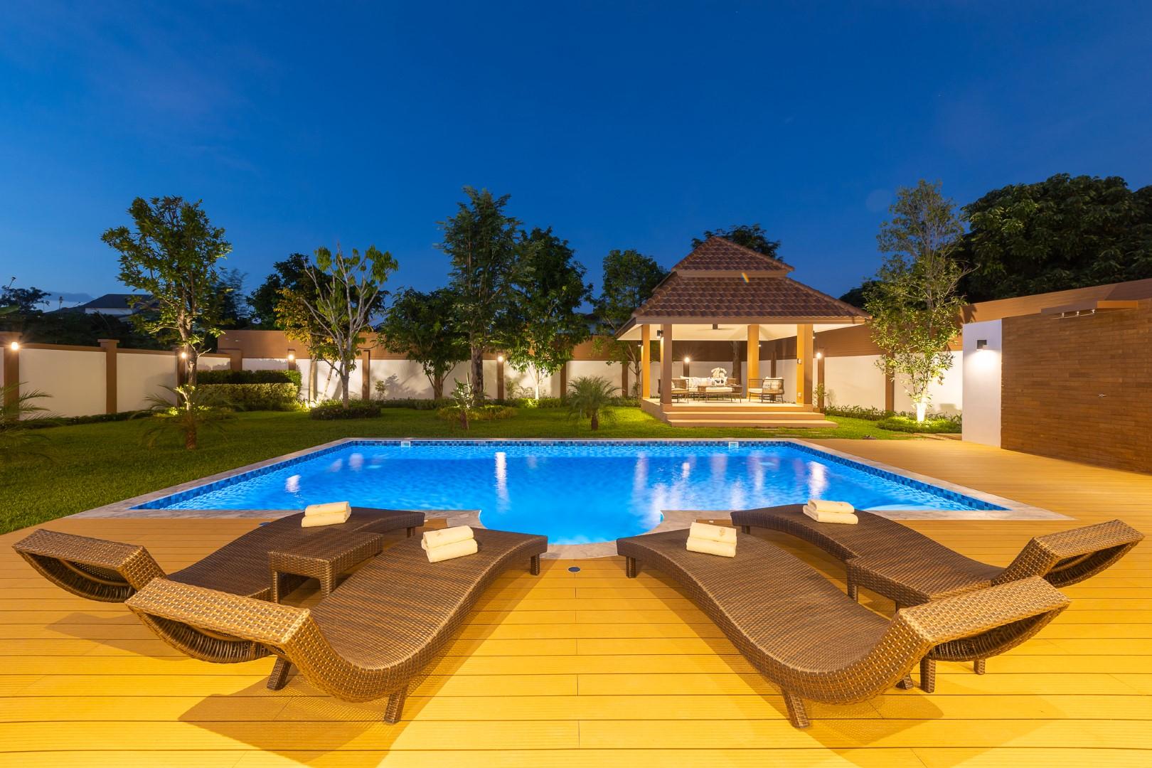 Grand classic pool villa in the city